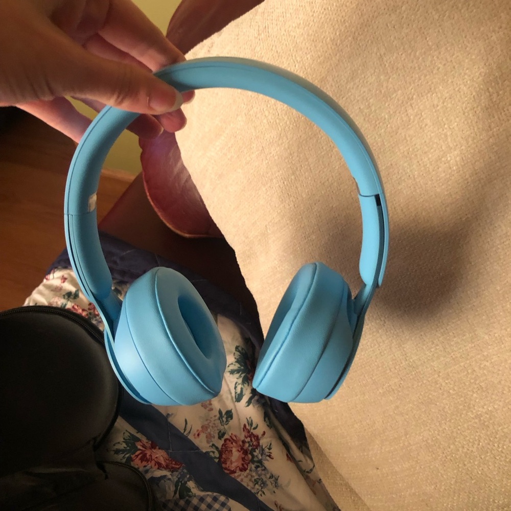Beats Solo Pro Wireless Noise Cancelling On-Ear Headphones in light blue - Picture 6 of 9